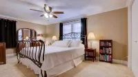 Historic 3 BR Home w/ Game Room Near Millikin Univ.