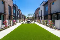 300 steps from Historic District in Gilbert, across from community heated pool. Các khách sạn gần McQueen District Park