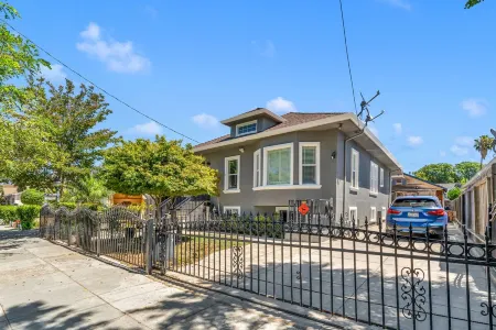 Apartment in downtown SJ Отели рядом с достопримечательностью «Хэппи Холлоу парк и зоопарк»