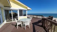 Great price!Beachfront with Stunning gulf view from this Great home with hot tub