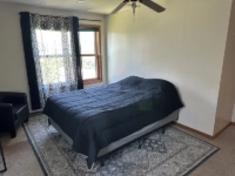 Sleeps up to 14 people, 5 minutes from downtown, handicap accessible.