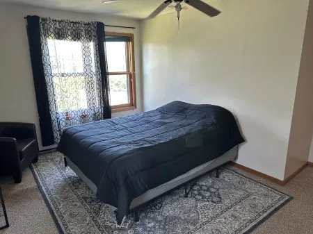 Sleeps up to 14 people, 5 minutes from downtown, handicap accessible.