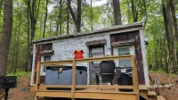 Chipmunk Chalet Tinyhome, nestled in the Chattahoochee National Forest w/hot tub