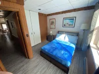 Cozy 2-bedroom apartment in enjoyable Elkader with AC, WiFi, view of downtown Отели в г. Элкадер