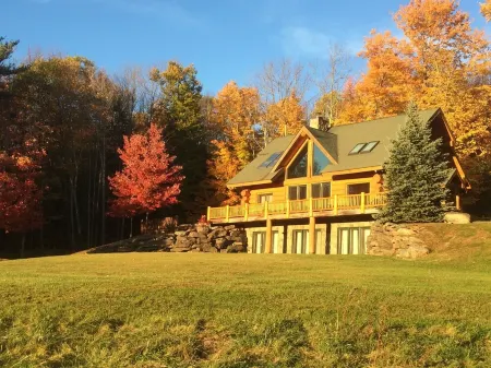 Luxury Log Cabin-Windham Mountain.  Amazing sunsets, large lawn, deck, fireplace Отели в г. Виндхам