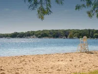 Steps to Lake Geneva · Hot Tub · Sleeps 10 · Walk to Pier 290 Hotels in Williams Bay