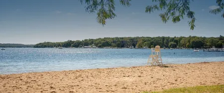The Ranch by the Bay- Steps to Lake Geneva shoreline! Отели в г. Уильямс Бэй