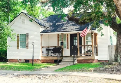 Downtown Cottage Getaway Lake Charles Power Centre附近的飯店