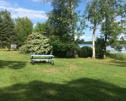 Ferguson Farmhouses on Oak Lake with 176 feet of shoreline in Kerrick Minnesota. パインのホテル