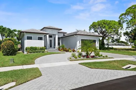 Luxurious retreat on Marco Island Отели рядом с достопримечательностью «Марко Айленд Бич»