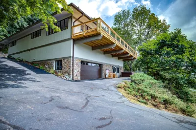 Spacious lodge with magnificent mountain views, fireplace and hot tub.