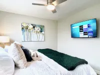Walk Downtown • Work Here + Desk + Fast WiFi • King Bed • Remodeled Kitchen Hotels in Walnut Creek
