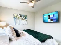 Walk Downtown • Work Here + Desk + Fast WiFi • King Bed • Remodeled Kitchen