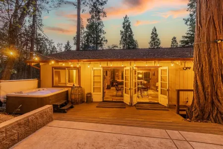 Two adjacent Summer Cabins w/ hot tub and glamping - sleeps 20 Отели в г. Твейн Харт