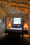 Scottland Yard Farm's - Upscale Rustic Garden House