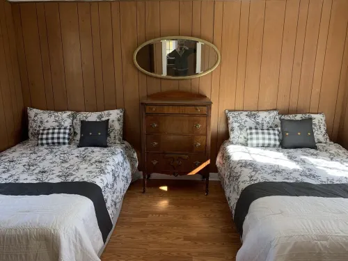 Cabin on the Rio Grande River with private fishing right outside your door - Chalets