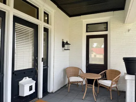 Gem on Spring-Upscale home walk to Main sleeps 11