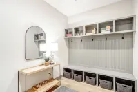 Modern and Luxurious, Spacious home w/ private hot tub + mountain views