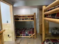 Beautiful log cabin on the Pendleton Creek! Hotels in Stambaugh Township