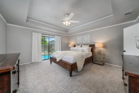 Family Friendly Luxury Home with Pool Отели в г. Кэрролтон