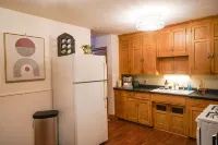 Cosy Nest Welcomes Pets. Comfortable Work-from-Home Space, & Garage Parking.