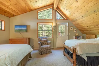 Four seasons Mountain Chalet close to ski resorts Hotel in zona Donner Summit California State Snopark