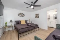 ★ NEW HOME w/KING BED ♥ HOT TUB in UPTOWN | SYLISH & FUN ★ Hotels near Walgreens