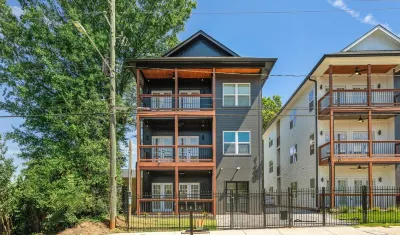 The Hideaway Haven - 3BD Condo w/ King Bed Suite & Free Gated Parking