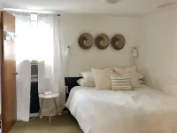 Entire duplex close to downtown Beulah & Crystal Lake | Year-round fun! 本佐尼亞酒店