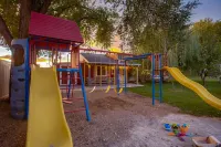 Luxury Retreat-Gourmet Kitchen, Playhouse, Hot Tub, & Steam Shower