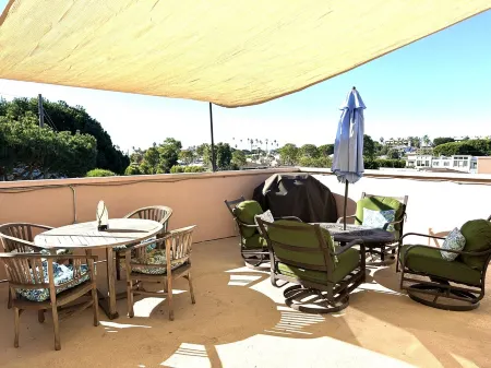 Relax by the sea! Two bedroom retreat near Moonlight State Beach and Shopping.