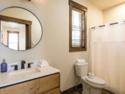 Enchanting cabin with WiFi in Lakeside 萊克賽德酒店