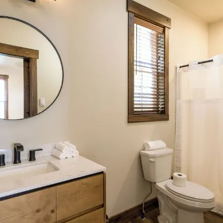 Grand Opening Pricing! Cozy 1 Bedroom Cabin with views of Flathead Lake