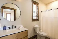 Grand Opening Pricing! Cozy 1 Bedroom Cabin with views of Flathead Lake