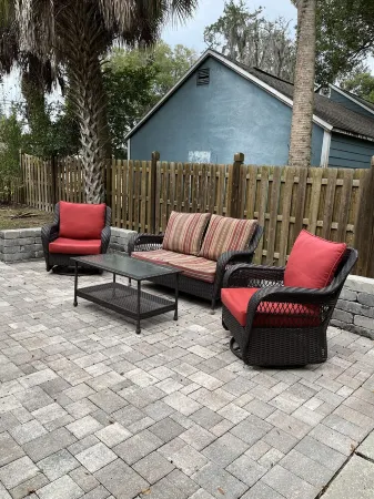 Floridian 4 bedroom home, sleeps 7, walk to downtown Отели рядом с достопримечательностью «Walmart Garden Center»