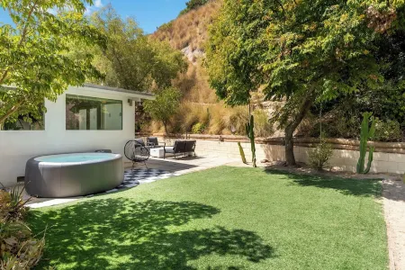 Cozy, Spacious, Family-Friendly + LARGE YARD W/ HOT TUB ~by all attractions! Отели рядом с достопримечательностью «Департмент оф Электрикал энд Компьютер Инжиниринг»