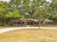 Luxury Hot Tub Near San Antonio- 6 Bdrms-Private-Spacious!! Hotels in Cibolo