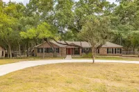 Luxury Hot Tub Near San Antonio- 6 Bds- private!!