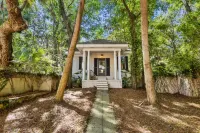 Beautiful  6BR/6BA Home w/ Resort Style Pool, Cabana Bar and Guest House!