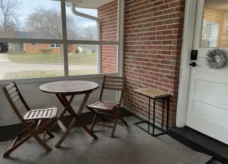 Charming 3-bedroom house near downtown Отели рядом с достопримечательностью «Crisp Museum»