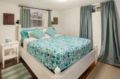 Private 5 Star One Bedroom Bungalow near the Airport/Ocean and 15 min to Seattle Hotels near Fred Meyer Grocery Pickup and Delivery