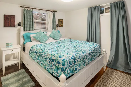 Private 5 Star One Bedroom Bungalow near the Airport/Ocean and 15 min to Seattle