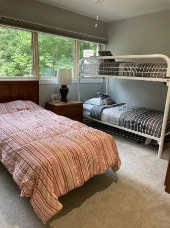 Beach/Ski Home in Harbor Springs Отели рядом с достопримечательностью «Заказник Менонаква Вудс»