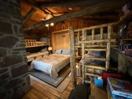 Rustic Oak Log Cabin in the Ponderosa Pines great for a quiet get away.