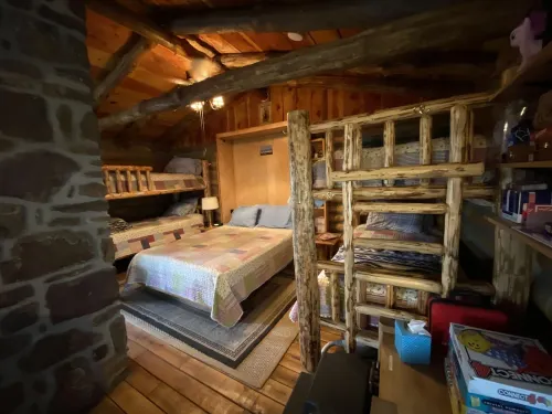 Rustic Oak Log Cabin in the Ponderosa Pines great for a quiet get away.