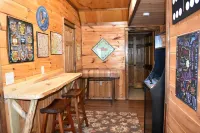 3 King Suites! Great Views! Outdoor Fireplace! Paved Roads! Pets! Access Ramp!