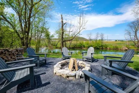 River Mill House - a Historic Riverside Home Отели в г. Маунт Крофорд