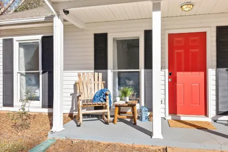 Modern 3 King Beds + Rocking Chair Front Porch & Back Patio. Near Downtown!