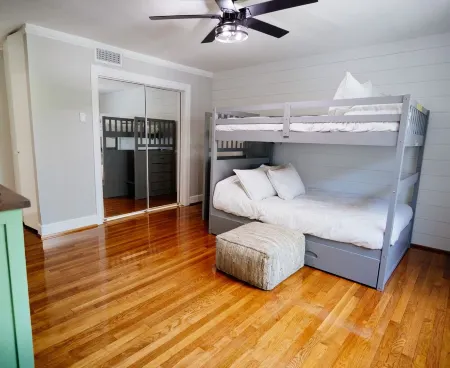 Mid-Century Modern - 3600sqft - 1 Mile to CBDHistoric Surroundings, Walk to CBD Отели в г. Мобил