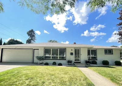 🏈 Minutes from Lambeau • 5 bdrms • Heated Garage • Home Theatre • Game Room Hotels near Austin Straubel Airport